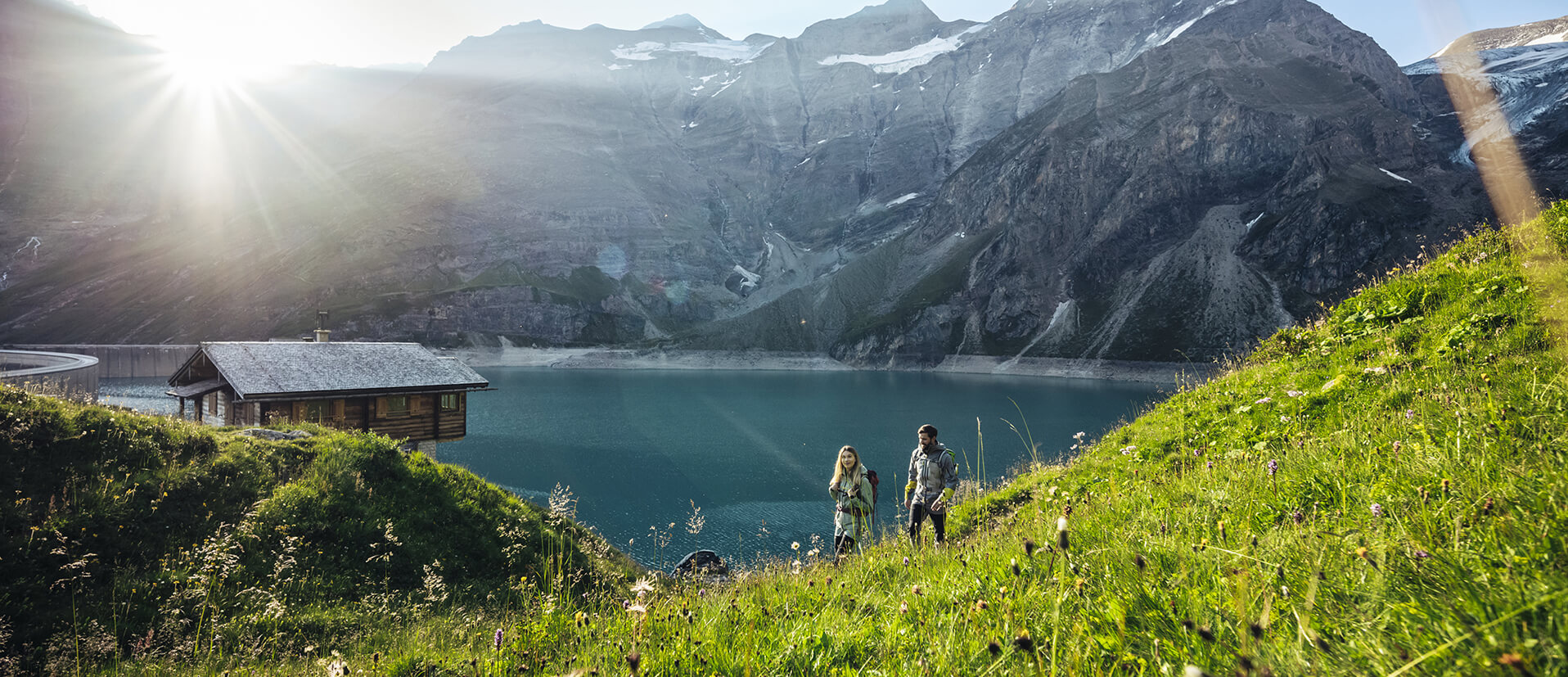 Wanderer an einem Bergsee