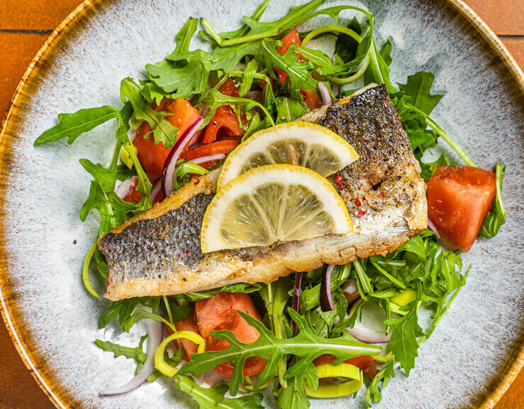 Fisch auf Rucolasalat