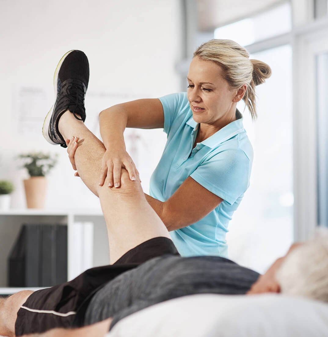 Physiotherapeutin bei der Behandlung