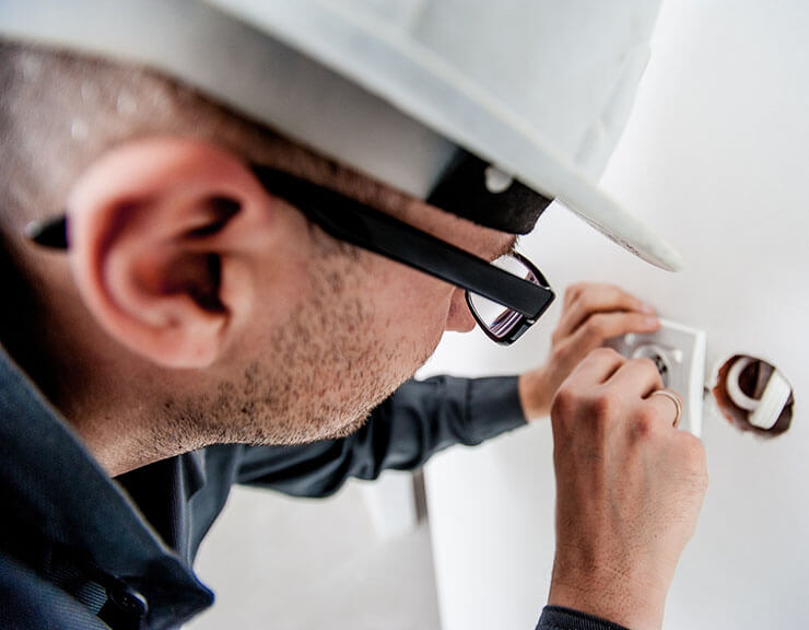 Handwerker montiert Steckdose